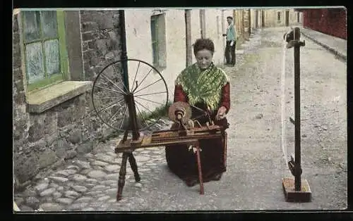 AK Frau am Spinnrad auf der Strasse einer Arbeitersiedlung