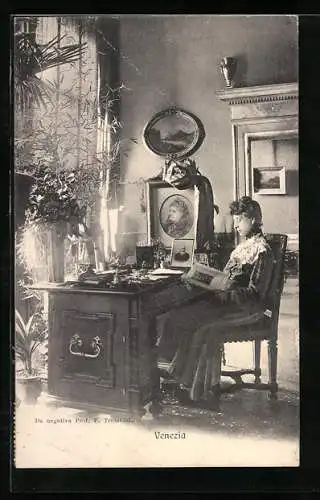 AK Venedig / Venezia, Frau mit Zeitung am Schreibtisch