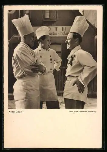 AK Drei Köche in Arbeitskleidung ausser Dienst