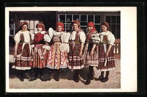 AK Junge Frauen in slowakischer bunter Tracht mit roten Kopftüchern