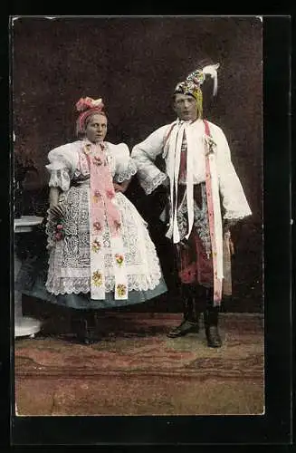 AK Junges slowakisches Brautpaar in traditioneller Tracht