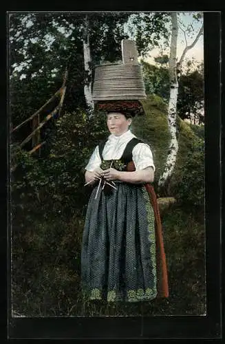 AK Bückeburg, Frau mit Strickzeug in den Händen und Fass auf dem Kopf, Tracht Schaumburg-Lippe