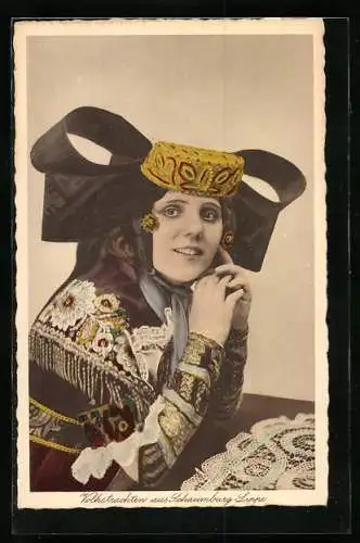 AK Junge Dame an einem Tisch, Tracht Schaumburg-Lippe