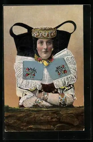 AK Junge Frau in festlicher Tracht mit Rosenmotiv