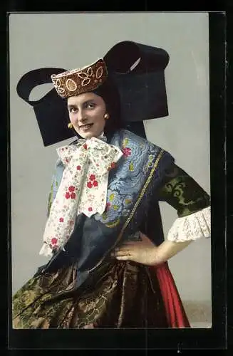 AK Junge Frau in Schaumburg-Lippischer stemmt die Hand in die Hüften