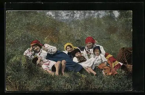 AK Fröhliche Ukrainerinnen mit Kindern in Tracht auf einer Wiese