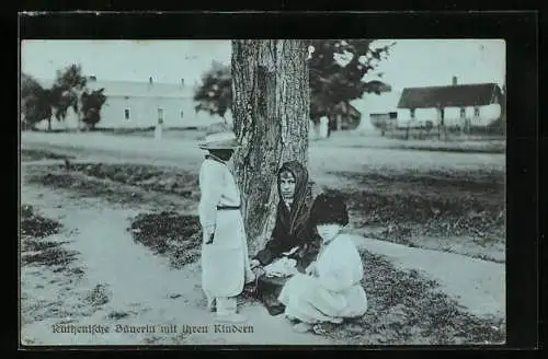 AK russische Frau mit zwei Kindern an einem Baum, Ruthenische Bäuerin mit ihren Kindern
