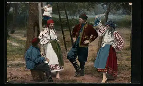 AK Ukrainisch-ruthenische Menschen in Tracht nach getaner Arbeit
