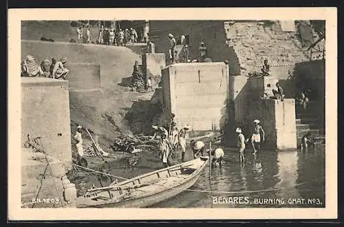 AK Benares, Burning Ghat, Einheimische am Wasser mit Boot