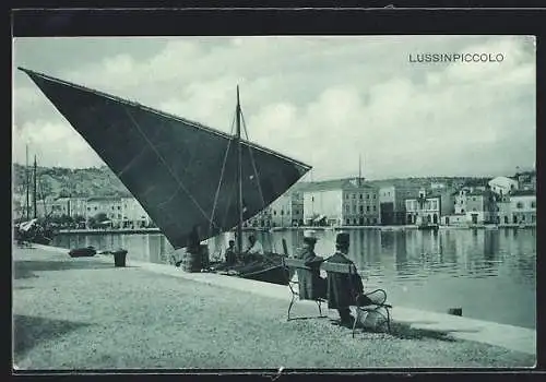 Mondschein-AK Lussinpiccolo, Uferpartie mit Ortspanorama und Segelboot