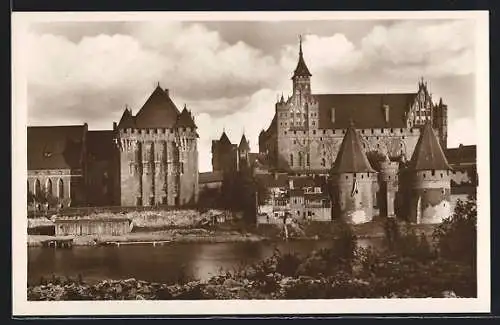 AK Marienburg / Malbork i. Westpr., Haupthaus des Deutschen Ritterordens, Westseite des Hoch- und Mittelschloss