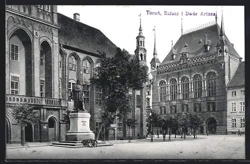 AK Thorn, Rathaus und Artushof mit Denkmal