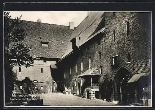 AK Marienburg / Malbork, Marienburg, Partie im Schlosshof