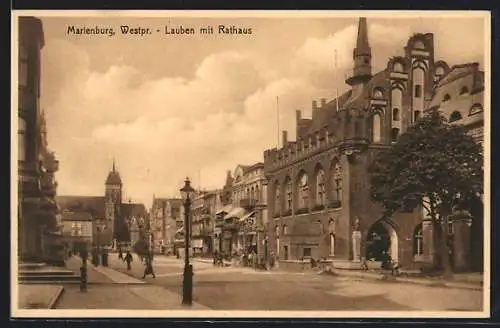 AK Marienburg / Malbork, Lauben mit Rathaus