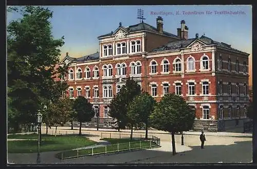 AK Reutlingen, K. Technikum für Textilindustrie von der Strasse aus