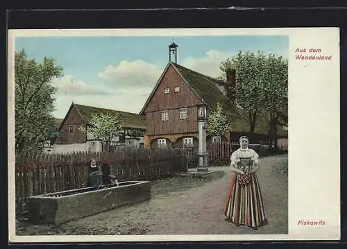 AK Piskowitz / Nebelschütz, Teilansicht mit Frau und Mädchen am Brunnen