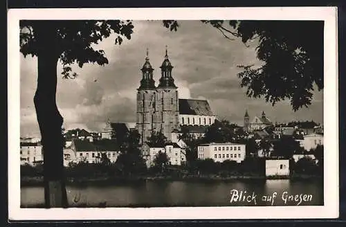 AK Gnesen / Gniezno, Blick auf den Ort mit Kirche