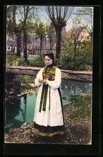 AK Junge Frau in schwäbischer Tracht an einem Bach