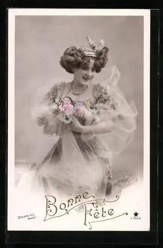 Foto-AK Stebbing: Schöne junge Dame im weissen Kleid mit Blumenkorb