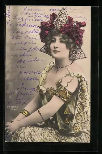 Foto-AK Stebbing: Junge schöne Dame im hellen Kleid mit blumengeschmückter Kopfbedeckung