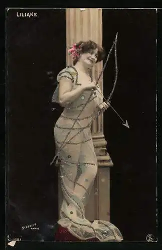 Foto-AK Stebbing: Liliane, Junge schöne Frau mit Bogen und Pfeil im transparentem Kleid