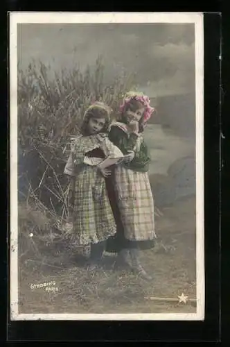 Foto-AK Stebbing, Zwei Mädchen stehen nebeneinander vor einem See