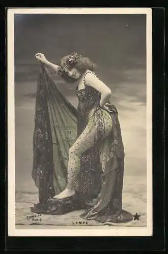 Foto-AK Stebbing: Vampa, junge schöne Frau im dunklen Kleid entblösst ihr Bein