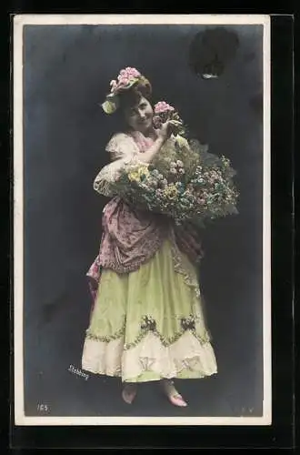 Foto-AK Stebbing: Junge schöne Dame im bunten Kleid mit grossem Blumenstrauss