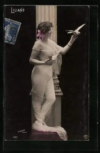 Foto-AK Stebbing: Liliane mit Tauben auf der Hand im transparentem Kleid
