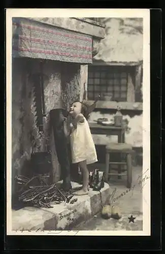 Foto-AK Stebbing: Kind hängt einen extragrossen Strumpf in den Kamin