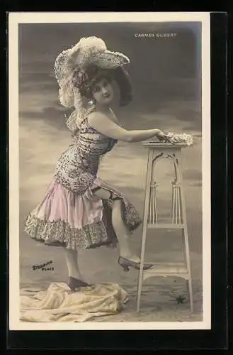 Foto-AK Stebbing: Carmen Gilbert im blauen Kleid mit grossem Federhut an einem Hocker