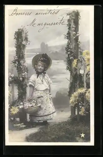 Foto-AK Stebbing: Junges Mädchen im weissen Kleid an einem Gartentor