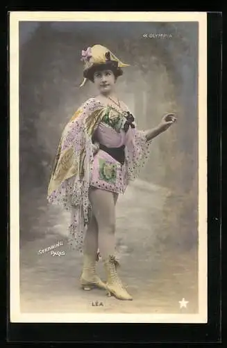 Foto-AK Stebbing: Olympia, junge schöne Léa im rosanen Kleid mit gelben Hut und Stiefeln