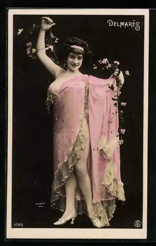Foto-AK Stebbing: Schauspielerin Delmares im Kleid mit Blumenranke