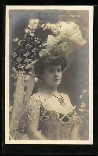 Foto-AK Stebbing, B. de l`Hespel, Frau mit Halskette