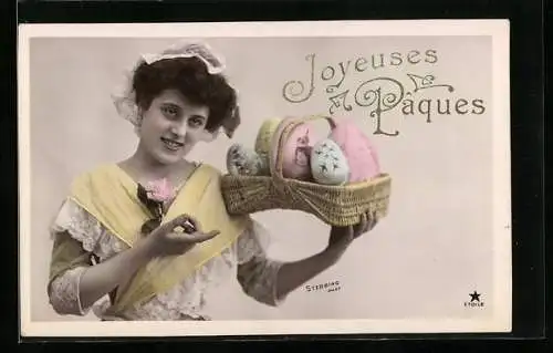 Foto-AK Stebbing, Frau präsentiert Korb mit Ostereiern