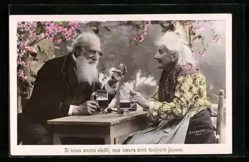 Foto-AK Stebbing: Altes süsses Ehepaar trinkt zufrieden im Garten