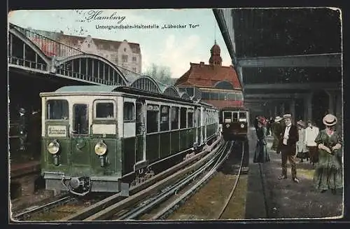 AK Hamburg-Hohenfelde, einfahrender Zug am U-Bahnhof Lübecker Tor