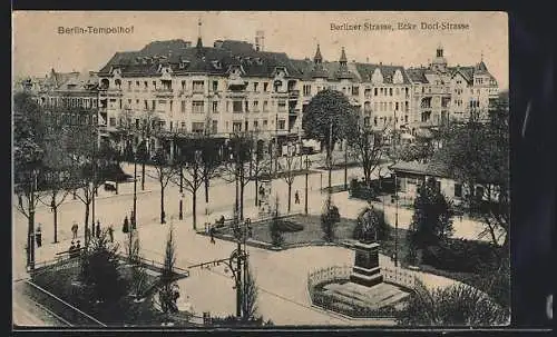 AK Berlin-Tempelhof, Berliner Strasse Ecke Dorf-Strasse mit Denkmal