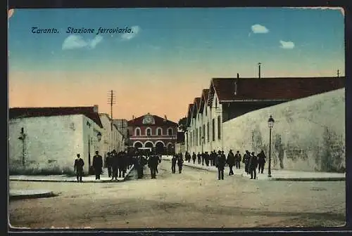 AK Taranto, Stazione ferroviaria, Bahnhof mit Passanten