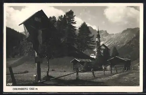 AK Obernberg am Brenner, Wegekreuz mit Blick zur Kirche