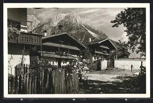 AK Scheffau in Tirol, Dorfpartie mit Treffauer Kaiser