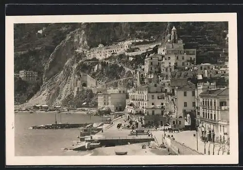 AK Amalfi, Panorama colla Piazza Flavio Gioia e Hotel Cappuccini