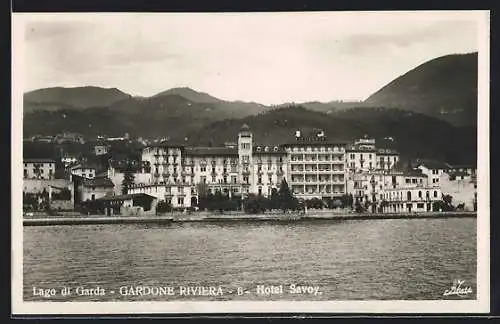 AK Gardone Riviera, Blick vom Gardasee auf das Hotel Savoy