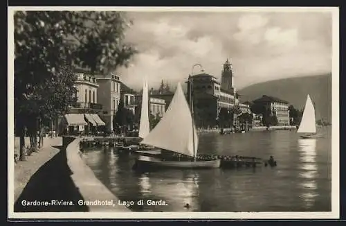 AK Gardone-Riviera, Ortsansicht, Segelboote auf dem Gardasee