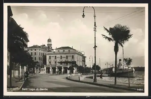 AK Salò /Lago di Garda, Strassenpartie am See mit Dampfschiff