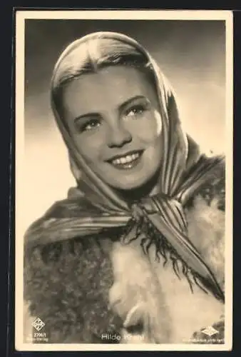 AK Schauspielerin Hilde Krahl lächelnd mit Kopftuch posierend