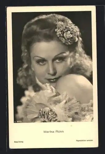 AK Marika Rökk, Portrait der Schauspielerin mit Blume im Haar