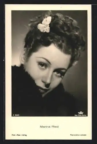 AK Schauspielerin Marina Ried, im Pelzmantel und Blume im Haar