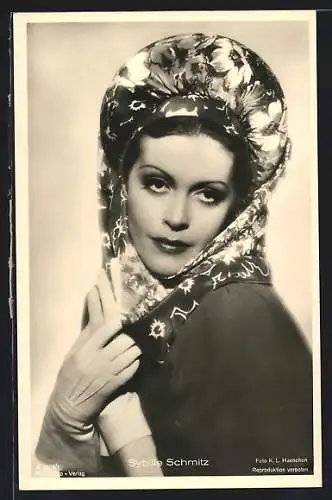 AK Schauspielerin Sybille Schmitz mit Kopftuch und Handschuhen